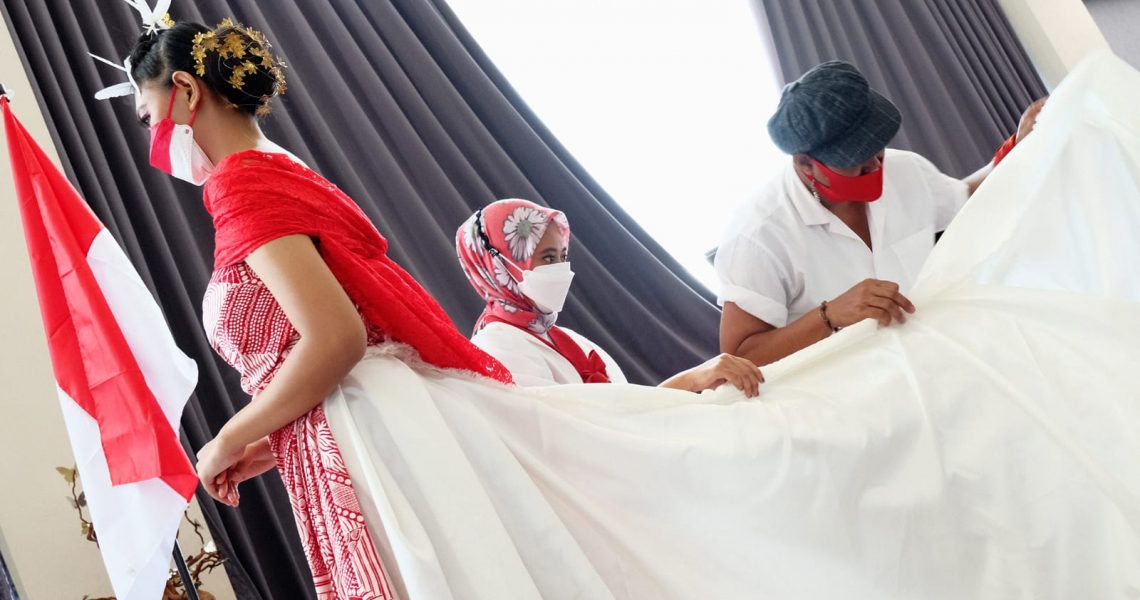 Desainer Surabaya Buat Gaun Merah Putih Tanpa Jahitan